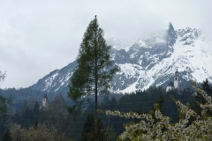 Vista sulle due chiese di Mon, dal sagrato della chiesa di Tiefencastel
